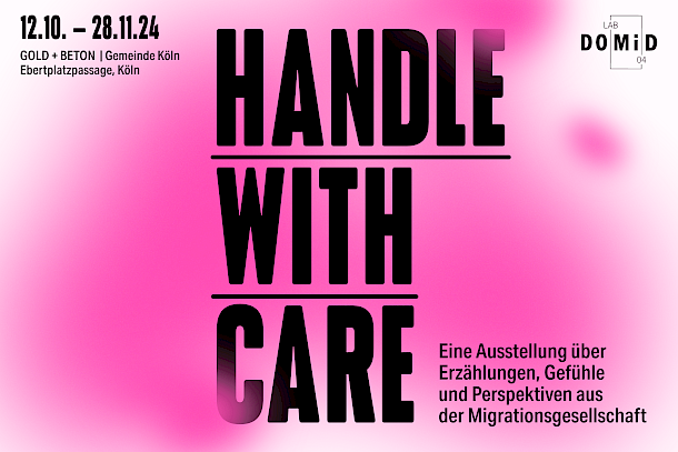 Vor einem pinken, wolkigen Hintergrund steht mittig in großen, schwarzen Buchstaben Handle with Care. Rechts daneben der Untertitel Eine Ausstellung über Erzählungen, Gefühle und Perspektiven aus der Migrationsgesellschaft. Oben rechts ist das Logo von Lab #04 zu sehen. Links oben das Ausstellungsdatum 12.10. bis 28.11.24 sowie der Ausstellungsort GOLD+BETON und Gemeinde Köln, Ebertplatzpassage Köln.